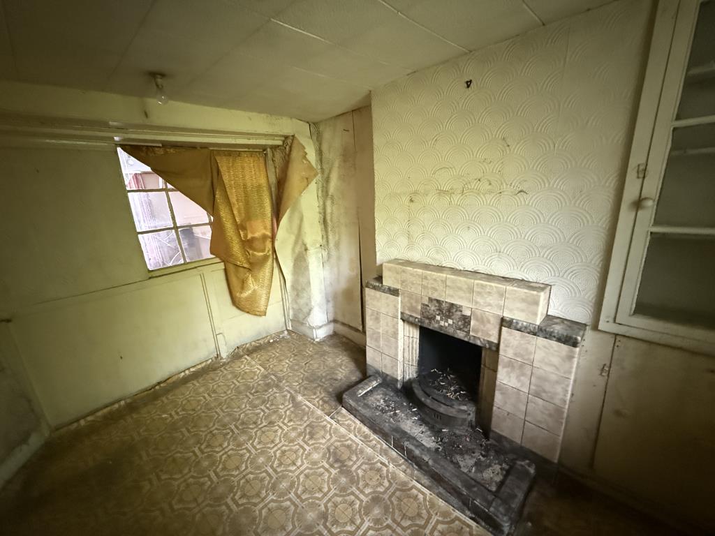 Lot: 70 - MID-TERRACE COTTAGE FOR REPAIR AND REFURBISHMENT - Dining room